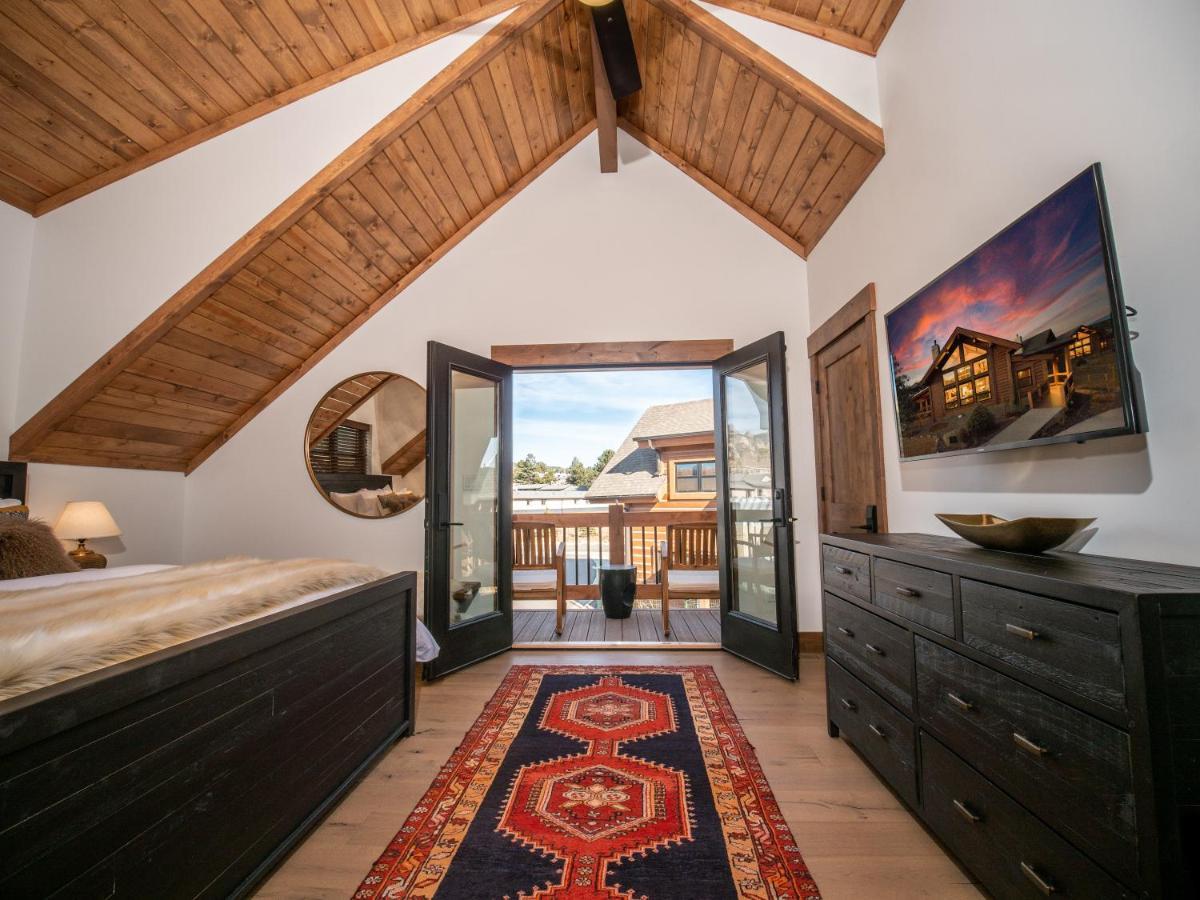 Chic Retreat Indoor Outdoor Fireplace, Private Jacuzzi, Great Location! Estes Park Exterior photo