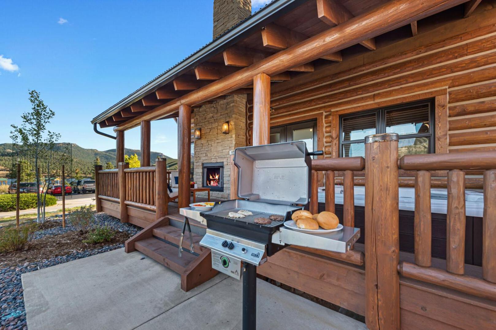 Chic Retreat Indoor Outdoor Fireplace, Private Jacuzzi, Great Location! Estes Park Room photo